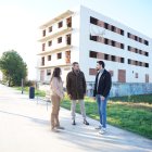 Part de l'equip de govern de Deltebre en un edifici inacabat del municipi.