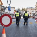 Oficials de policia prop del lloc de l'incendi en un bar de estació d'esquí Crans-Montana.