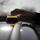 Vista de la baliza luminosa V-16 conectada, único dispositivo autorizado para señalizar una avería o incidencia en carretera.