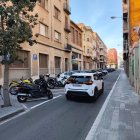 Fotografia del carrer Doctor Robert, on actualment circulen entre 700 i 800 vehicles cada hora.