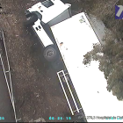 Imatge aèria del camió bolcat a l'AP-7 al Baix Camp.