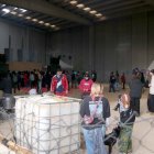 Alguns dels participants de la rave il·legal de la Sénia ballant.