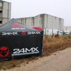 Tendes i vehicles al voltant de la nau on se celebra una rave il·legal a la Sénia