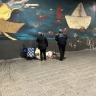 Imatge d'arxiu d'una treballadora de serveis socials conversant amb una persona sense llar a Tarragona en el marc de l'operació iglú