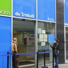 Una dona esperant el seu torn per entrar a l'Oficina de Treball