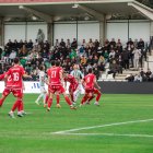 Els jugadors del Nàstic de Tarragona defensant una jugada a pilota aturada durant el duel de dissabte contra el Juventud de Torremolinos.