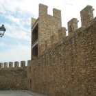 Imatge de la torre 13, que es renovarà juntament amb el pas de ronda.