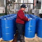 Un empleat de l'oleícola Faiges preparant bidons d'envasament a Tortosa.