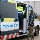 Un dels assistents a la rave de la Sénia fent les proves d'alcoholèmia i drogues amb les Mossos.