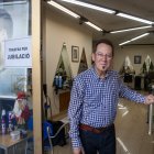 Sebastià Cabré va obrir la seva perruqueria fa vint anys al número 2 de la plaça Ponent