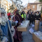Melcior, Gaspar i Baltasar entreguen els presents als infants de Cambrils.  Els patges reials i l'equip de Gaspar entreguen regals durant el matí del 6 de gener.
