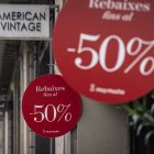Un cartell que anuncia rebaixes del 50%