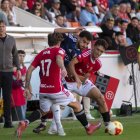 David Alba i Pau Martínez defensant un jugador del Marbella durant un duel del Nàstic d'aquesta temporada.