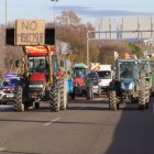 Imatge dels pagesos arribant a l'accés al port de Tarragona per tallar-lo