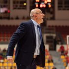 Ángel Fernández donant instruccions a un partit