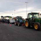 Tractors i vehicles aparcats i diversos pagesos bloquejant l’accés al port de Tarragona per rebutjar el Tractat de Mercosur