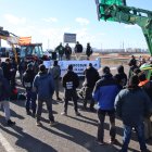 Imatge de l'assemblea que els pagesos que tallen l'accés al port de Tarragona han fet aquest divendres al migdia.