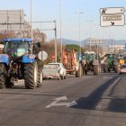Els pagesos marxen de l'accés al port de Tarragona després de la protesta que ha durat quatre dies.