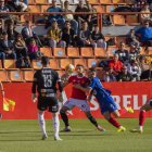 Marcos Baselga, un dels jugadors més destacats del partit –tot i que també va errar–, en un duel contra la defensa del Teruel.