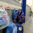 Motxilles als penjadors d'una escola.