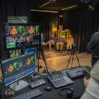 Imatge del plató principal de La Visual, on ahir es va celebrar l'acte de presentació de l'equipament.  Un grup de joves aprenent com fer anar la càmera a l'estudi fotogràfic.