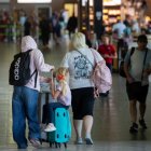 Fotografia d'arxiu de persones passant per les instal·lacions de l'Aeroport de Reus.