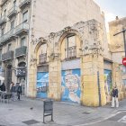 El solar on es construirà el futur edifici fa cantonada entre la Rambla Nova i el carrer Fortuny.