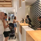 Uns turistes esperen ser atesos a la recepció de l'hotel Blaumar de Salou