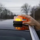 Imatge d’arxiu d’una balisa V16 activada