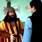 Arnau Fa vestit de Jaume I interpretant un fragment de l'obra.