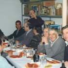 Veïns i socis d’Alcover durant les trobades del Cercle d’Amics a finals del segle XX.  Tomás Molina durant la seva intervenció al Centre.