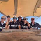 Imatge d'Urbano Rifaterra amb la tripulació del Miuroc Tu en una de les etapes de la volta al món.  El Miuroc Tu és un veler de 17,5 metres d'eslora.