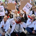 Un manifestant amb la màscara de la consellera de Salut, Olga Pané.