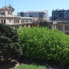 Imatge d’arxiu de la façana principal i els jardins de la Tabacalera, des del terrat de l’ala esquerra.