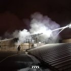 Imatge de l'incendi en una nau de Reus