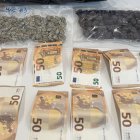 Imatge de la droga i els diners intervinguts pels Mossos d'Esquadra