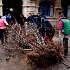 Diversos pagesos porten avellaners morts a les oficines del Departament d'Agricultura a Reus