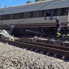 Estado del tren Alvia, uno de los dos accidentados, en el que la Guardia Civil busca restos y evidencias para identificar víctimas e investigar el accidente.