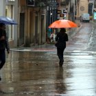Pluja al centre de Figueres aquest dilluns al migdia