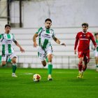 El jugador del Nàstic Pau Martínez perseguint a l'extrem de l'Atlético Sanluqueño Rodri Val.