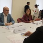 Imatge de l’alcalde de la Canonja, Roc Muñoz, mirant l’alcalde de Tarragona, Rubén Viñuales.