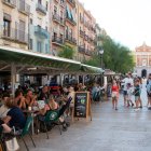 Imatge d'arxiu de diverses terrasses d'establiments de la Plaça de la Font durant un dia d'estiu.