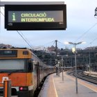 L'estació de tren de Manresa, amb el cartell de circulació interrompuda