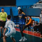 El jove jugador del Tarragona Handbol Samuel Bonsu amb la selecció de Catalunya.