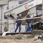 Mossos i Bombers analitzen l'estat del tren accidentat a Gelida.
