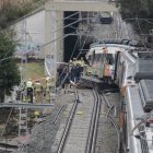 Serveis d'emergències a les vies, al costat del tren accidentat a Gelida.