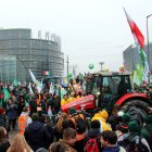 Desenes de tractors i agricultors protesten contra el Mercosur davant del Parlament Europeu