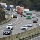 Un carril tallat a l'AP-7 a Gelida per la caiguda del mur de contenció que va provocar l'accident de tren.