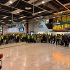 Els treballadors de Renfe fan un minut de silenci al vestíbul de l'estació de Sants
