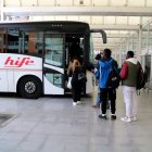Passatgers pujant a un autobús a l'estació de la Hife de Tortosa